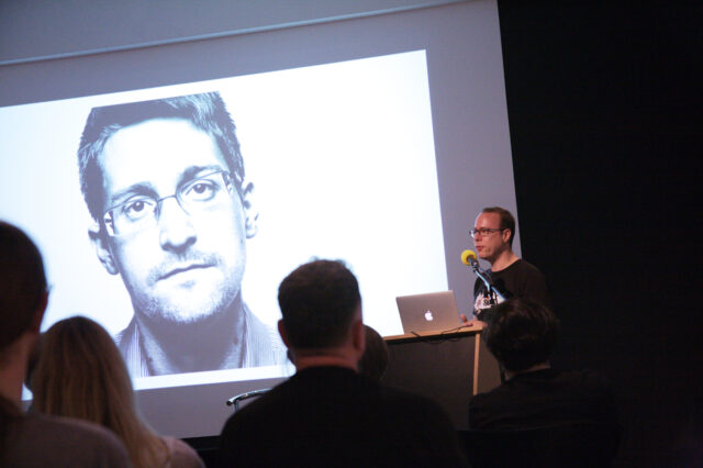 Whistleblowers & Vigilantes. Figures of Digital Resistance