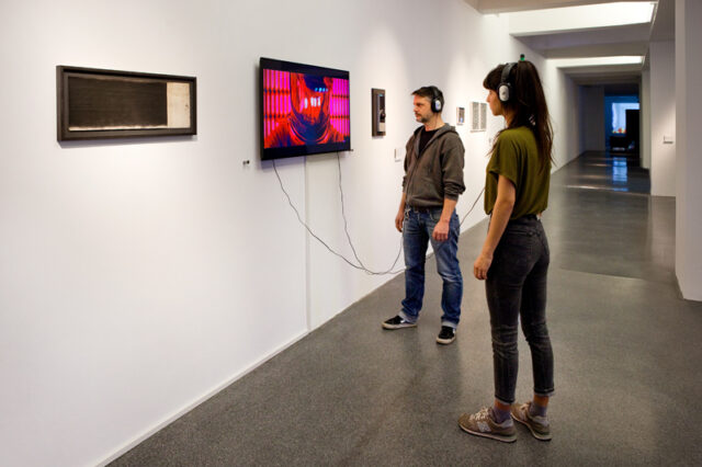 „The Girl Who Never Was (Extract)“ von Erik Bünger in der Ausstellung „(Artificial Intelligence) Digitale Demenz“ 14.11.2015 - 06.03.2016 im HMKV (Hartware MedienKunstVerein) im Dortmunder U