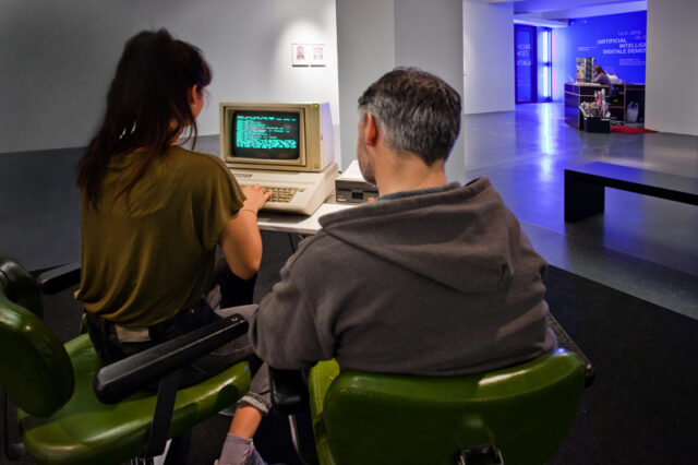 „Dialector 6“ von Chris Marker in der Ausstellung „(Artificial Intelligence) Digitale Demenz“ 14.11.2015 - 06.03.2016 im HMKV (Hartware MedienKunstVerein) im Dortmunder U