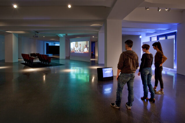 Ansicht der Filmlounge der Ausstellung „(Artificial Intelligence) Digitale Demenz“ 14.11.2015 - 06.03.2016 im HMKV (Hartware MedienKunstVerein) im Dortmunder U