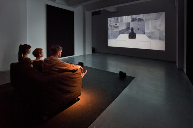 Ansicht der Filmlounge der Ausstellung „(Artificial Intelligence) Digitale Demenz“ 14.11.2015 - 06.03.2016 im HMKV (Hartware MedienKunstVerein) im Dortmunder U