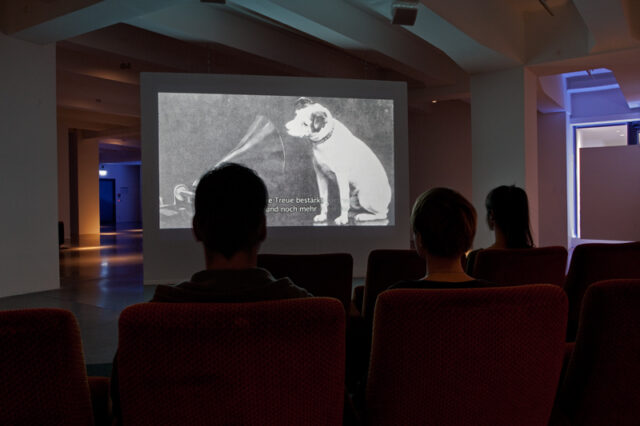 Ansicht des Films „The Girl Who Never Was" von Erik Bünger in der Filmlounge der Ausstellung „(Artificial Intelligence) Digitale Demenz“ 14.11.2015 - 06.03.2016 im HMKV (Hartware MedienKunstVerein) im Dortmunder U