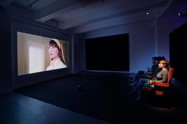 Ansicht der Filmlounge der Ausstellung „(Artificial Intelligence) Digitale Demenz“ 14.11.2015 - 06.03.2016 im HMKV (Hartware MedienKunstVerein) im Dortmunder U