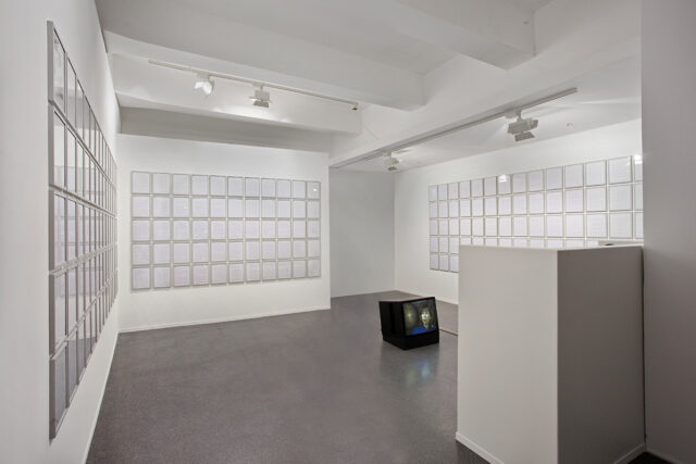 „Letter to Me“, 2003, handschriftlich korrigierte Fassung des Unabomber Manifestos, gerahmt und Videoarbeit „Go to Trial“ von Lutz Dammbeck