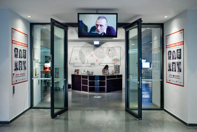 Eingangsbereich „Whistleblower & Vigilanten. Figuren des digitalen Widerstands“ Laufzeit: 09.04.2016 - 14.08.2016 im HMKV im Dortmunder U