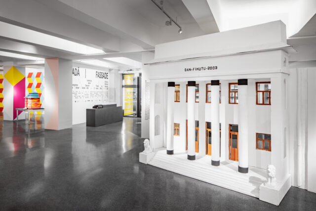 „DAN-FİNUṬU“, Hausmodell, Werkstatt Mallinckrodtstraße. In der Ausstellung: „Faţadă/Fassade“, HMKV im Dortmunder U, 24. Oktober 2020 – 11. April 2021, Foto: Christian Huhn