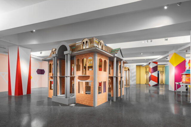 „Haus ohne Fassade“, Hausmodell, Werkstatt Mallinckrodtstraße. In der Ausstellung: „Faţadă/Fassade“, HMKV im Dortmunder U, 24. Oktober 2020 – 11. April 2021, Foto: Christian Huhn
