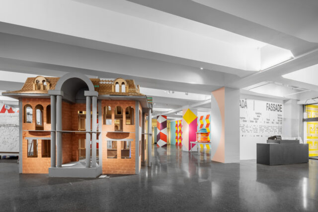 „Haus ohne Fassade“, Hausmodell, Werkstatt Mallinckrodtstraße. In der Ausstellung: „Faţadă/Fassade“, HMKV im Dortmunder U, 24. Oktober 2020 – 11. April 2021, Foto: Christian Huhn