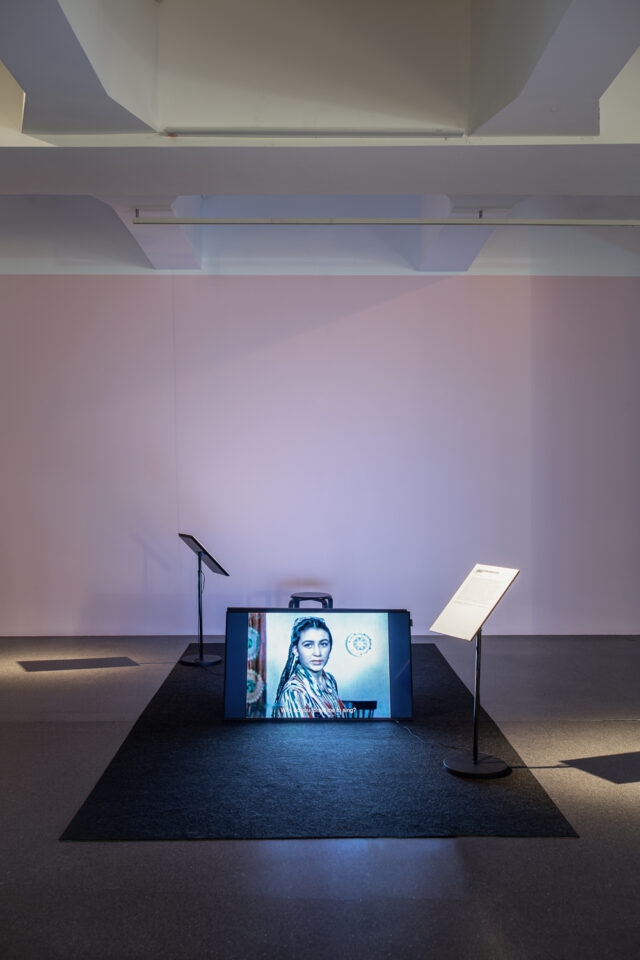 VG-Bildkunst beachten!
Alla Rumyantseva, Alexey Rumyantsev, „I met a girl“, 2014

In der Ausstellung „25 von 78 – Internationale Medienkunst aus der Reihe HMKV Video des Monats“
02. Juni 2020 - 20. September 2020. Foto: Mark Ansorg © Rumyantseva, Rumyantsev/VG-Bildkunst, 2020