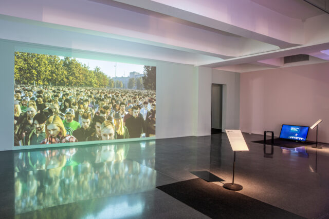 VG-Bildkunst beachten!
Clemens von Wedemeyer, „70.001“, 2019

In der Ausstellung „25 von 78 – Internationale Medienkunst aus der Reihe HMKV Video des Monats“
02. Juni 2020 - 20. September 2020. Foto: Mark Ansorg © Wedemeyer/VG-Bildkunst, 2020