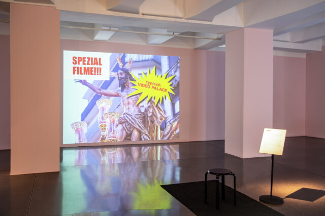 Joep van Liefland, „Dauerwerbung“, 2006

In der Ausstellung „25 von 78 – Internationale Medienkunst aus der Reihe HMKV Video des Monats“
02. Juni 2020 - 20. September 2020. Foto: Mark Ansorg