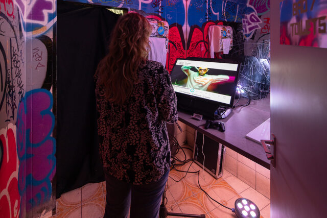 FAM_, „READY OR NOT“, 2021. In der Ausstellung „Can’t Get You Out of My Head“, HMKV, Oma Doris, 26. Juni 2021 – 08. August 2021, Foto: Julia Reschucha