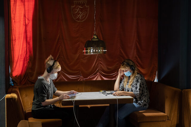 FAM_, „READY OR NOT“, 2021. In der Ausstellung „Can’t Get You Out of My Head“, HMKV, Oma Doris, 26. Juni 2021 – 08. August 2021, Foto: Julia Reschucha