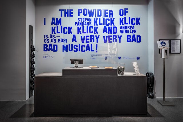 Gestaltung des Eingangsbereichs in der Ausstellung „Stefan Panhans / Andrea Winkler – The Pow(d)er of I Am Klick Klick Klick Klick and a very very bad bad musical!“, HMKV im Dortmunder U, 15. Mai – 05. September 2021, Foto: Jannis Wiebusch