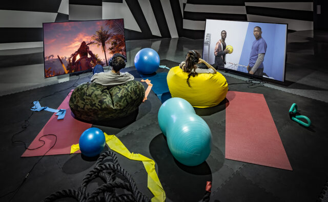 Stefan Panhans, „HOSTEL – Installation Version“, 2018. In der Ausstellung „Stefan Panhans / Andrea Winkler – The Pow(d)er of I Am Klick Klick Klick Klick and a very very bad bad musical!“, HMKV im Dortmunder U, 15. Mai – 05. September 2021, Foto: Jannis Wiebusch