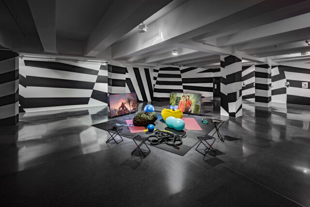 Stefan Panhans, „HOSTEL – Installation Version“, 2018. In der Ausstellung „Stefan Panhans / Andrea Winkler – The Pow(d)er of I Am Klick Klick Klick Klick and a very very bad bad musical!“, HMKV im Dortmunder U, 15. Mai – 05. September 2021, Foto: Jannis Wiebusch