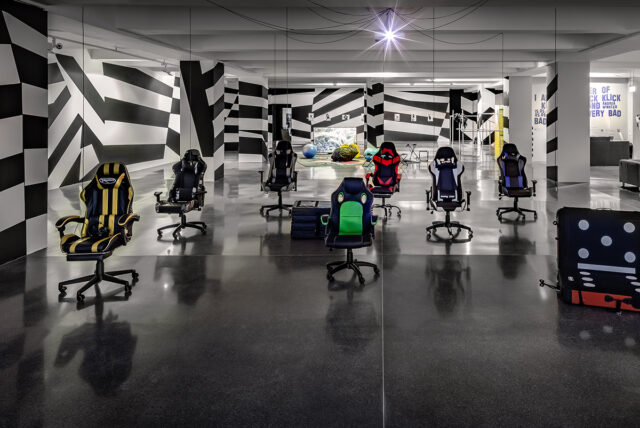 Stefan Panhans und Andrea Winkler, „DEFENDER – Installation Version“, 2021. In der Ausstellung „Stefan Panhans / Andrea Winkler – The Pow(d)er of I Am Klick Klick Klick Klick and a very very bad bad musical!“, HMKV im Dortmunder U, 15. Mai – 05. September 2021, Foto: Jannis Wiebusch