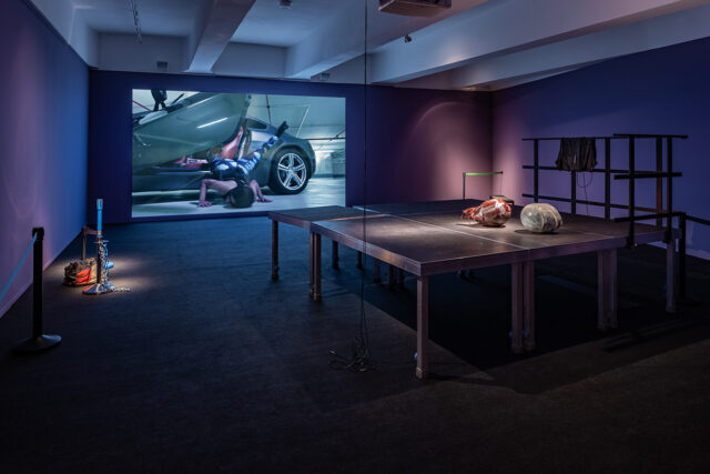 Stefan Panhans und Andrea Winkler, „Freeroam À Rebours, Mod#I.1 – Installation Version“, 2017/2021. In der Ausstellung „Stefan Panhans / Andrea Winkler – The Pow(d)er of I Am Klick Klick Klick Klick and a very very bad bad musical!“, HMKV im Dortmunder U, 15. Mai – 05. September 2021, Foto: Jannis Wiebusch