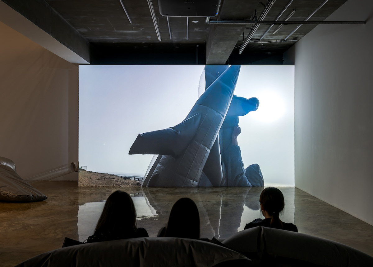 Fiona Banner Ausstellungsansicht Barakat Contemporary Seoul Pranayama Typhoon Jeon Byung Cheol print 1200px 3